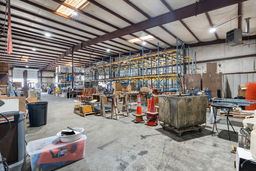 More Photos Of 2078 Ford Ave, Springdale Warehouse For Lease