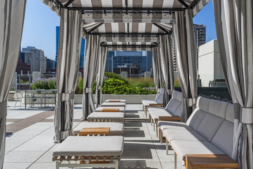 More Photos Of 555 W Kinzie St, Chicago Multifamily For Sale