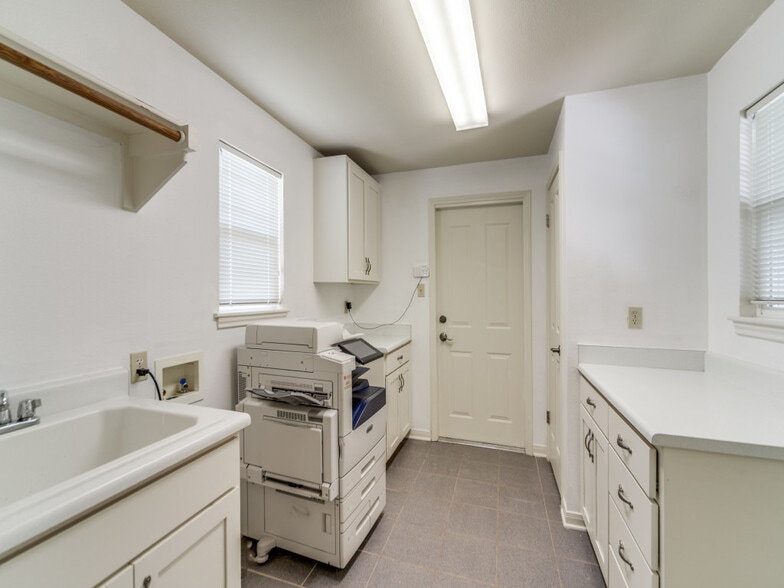 More Photos Of 106 Austin Dr S, Boerne Office Residential For Lease