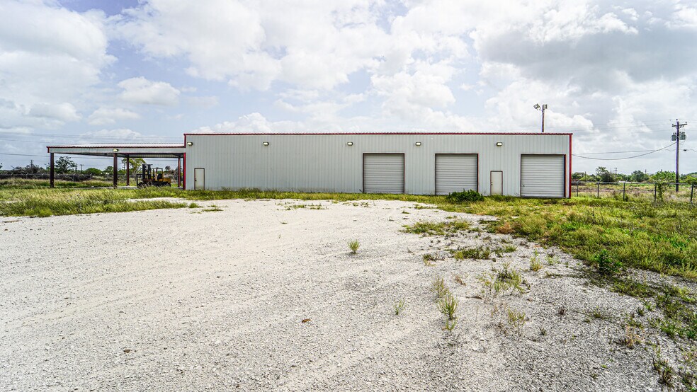 More Photos Of 5500 SW Moody St, Victoria Manufacturing For Sale
