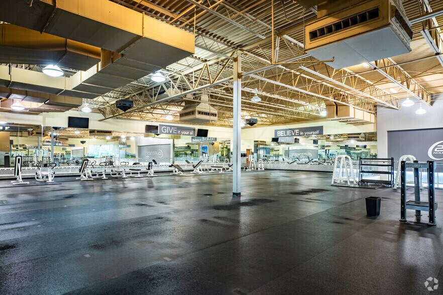 More Photos Of 12400 N Interstate 35, Austin Veterinarian Kennel For Sale