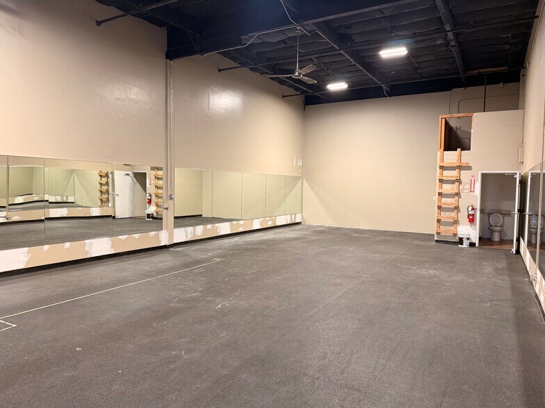 More Photos Of 520 California Blvd, Napa Warehouse For Lease