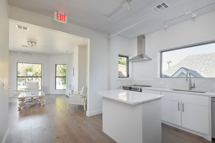 More Photos Of 614 NW 8th St, Oklahoma City Office For Sale