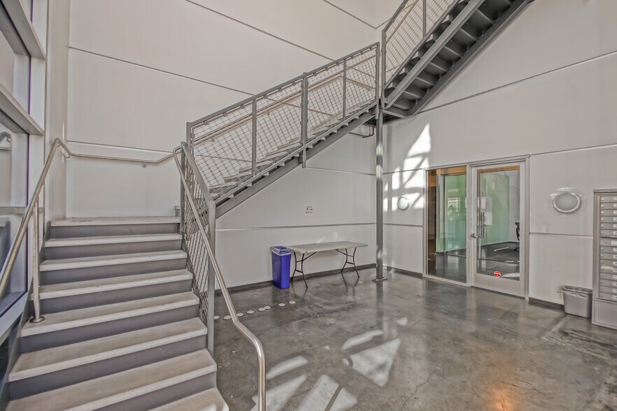 More Photos Of 887-889 N Douglas St, El Segundo Loft Creative Space For Lease