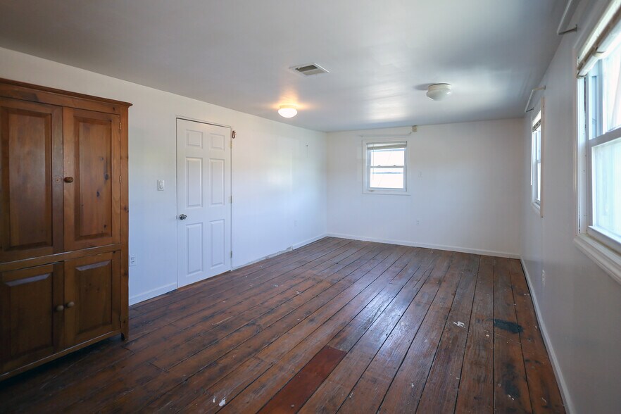 More Photos Of 13 Danbury Rd, Wilton Freestanding For Lease