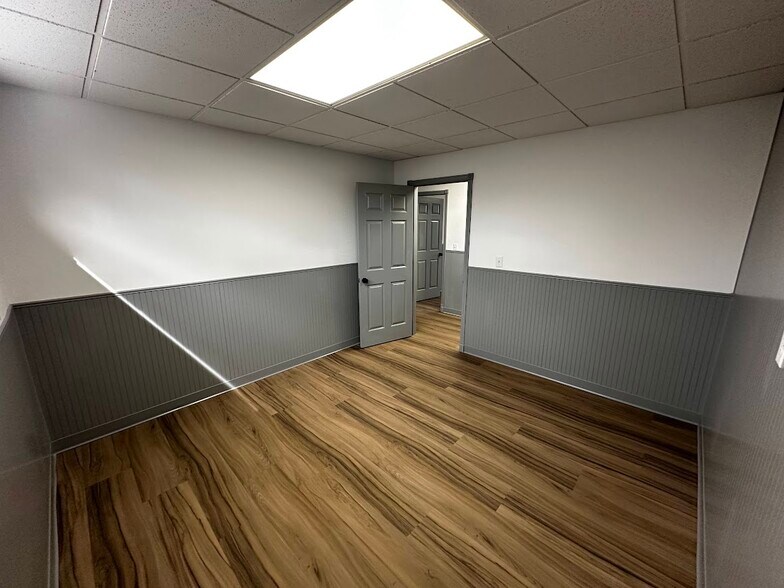 More Photos Of 2852 N Biagio, Ozark Office For Lease