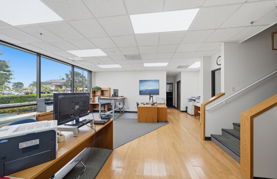 More Photos Of 5722 Buckingham Dr, Huntington Beach Warehouse For Lease