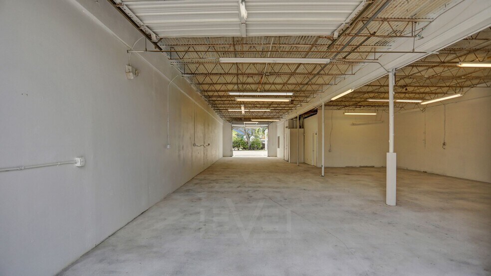 More Photos Of 3930-3948 NE 5th Ave, Oakland Park Warehouse For Lease