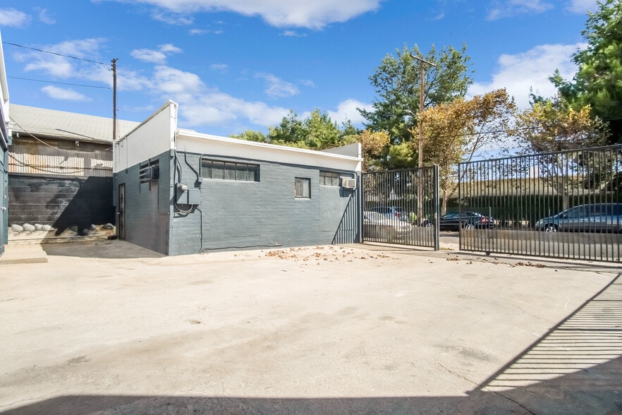 More Photos Of 14117-14123 Bessemer St, Van Nuys Warehouse For Lease