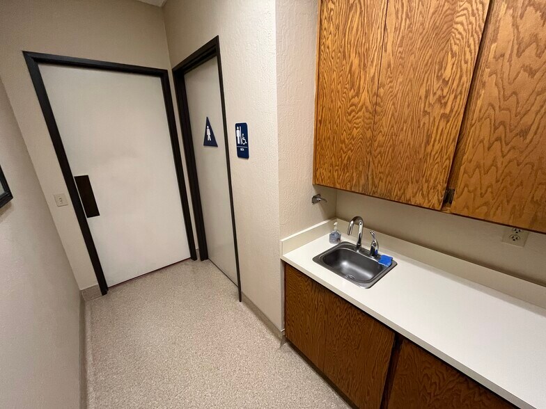 More Photos Of 3222-3226 Ramos Cir, Sacramento Office For Lease