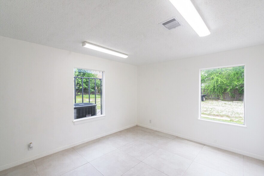 More Photos Of 5904 Dolores St, Houston Office For Lease