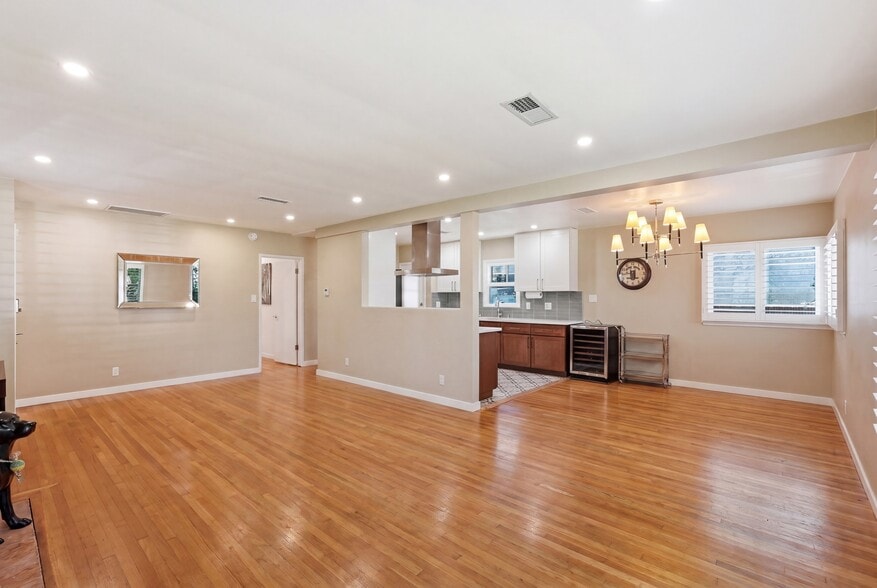 More Photos Of 5236 Bellingham Ave, Valley Village Apartments For Sale
