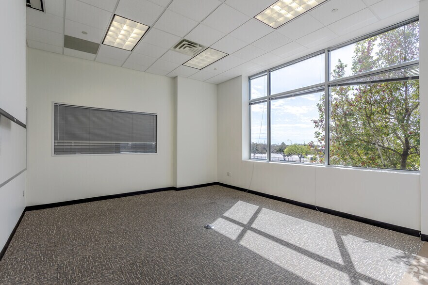 More Photos Of 1703 N Plano Rd, Richardson Unknown For Lease