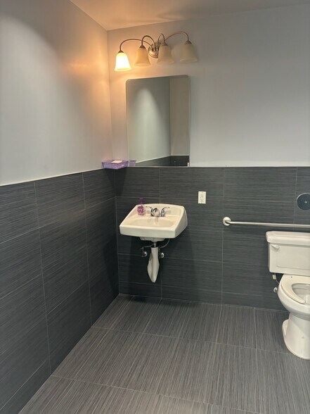 More Photos Of 7028 Indiana Ave, Riverside Medical For Lease