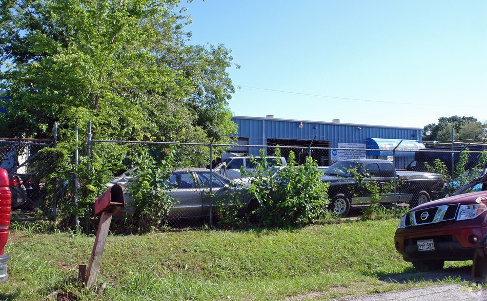 More Photos Of 8921 Daffodil Ave, Houston Auto Repair For Lease