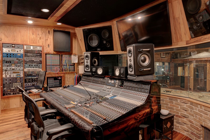 More Photos Of 114-116 17th Ave S, Nashville Office For Sale