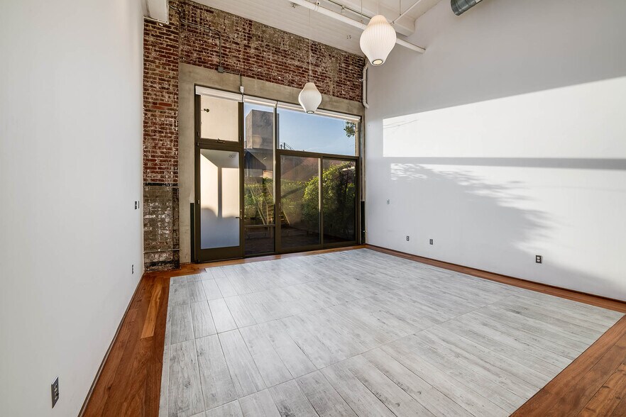 More Photos Of 1850 Industrial St, Los Angeles Apartments For Lease