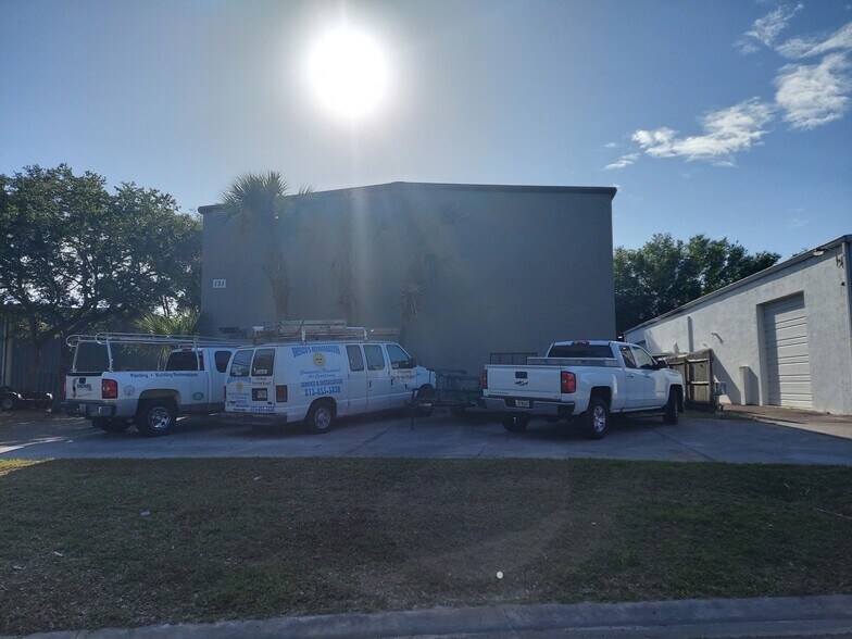 More Photos Of 131 Scarlett Blvd, Oldsmar Warehouse For Lease