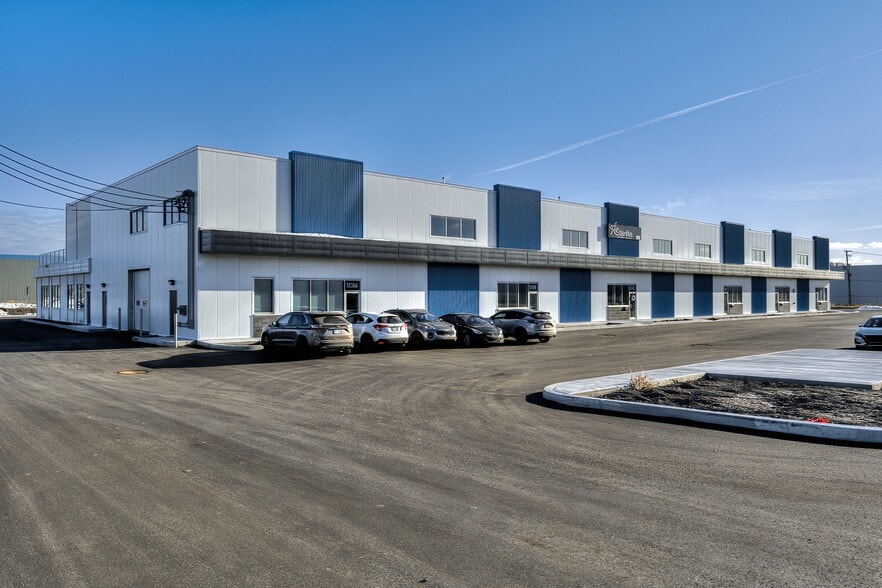 More Photos Of 5539 St Ernest-Cormier, Laval Showroom For Lease