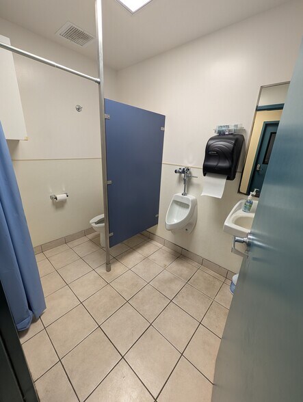 More Photos Of 1320 N School St, Honolulu Office For Sale