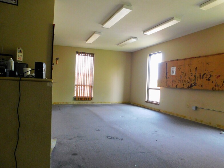 More Photos Of 720 SW F Ave, Lawton Manufacturing For Sale