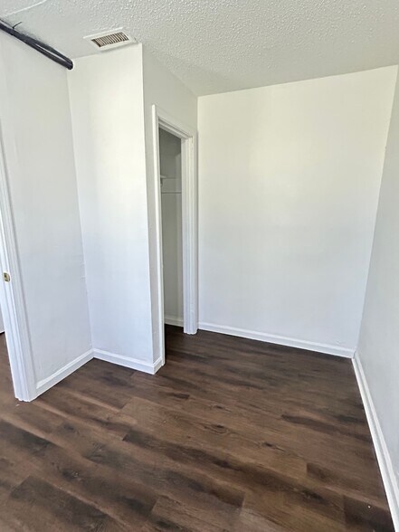 More Photos Of 1014 SW 33rd St, Topeka Specialty For Sale