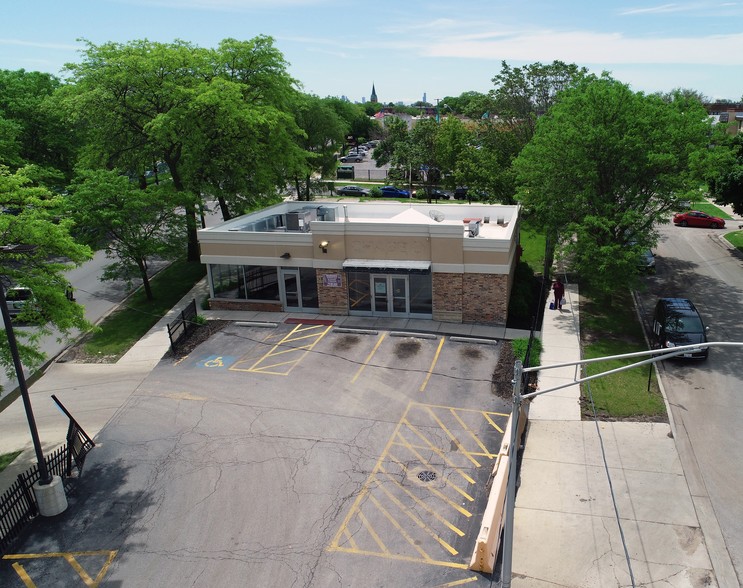 Primary Photo Of 6740 N Ridge Blvd, Chicago Bank For Lease