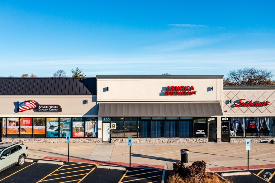 More Photos Of 240-292 Town Center Ln, Glendale Heights Unknown For Lease