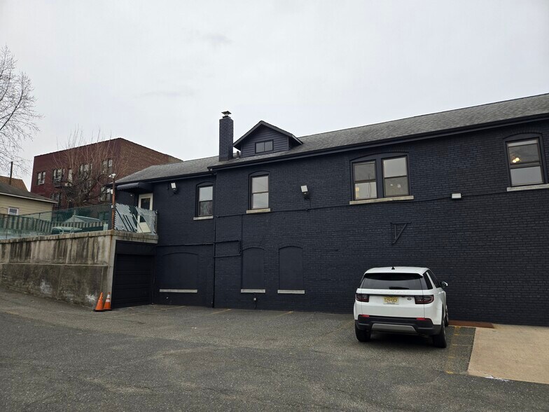 More Photos Of 508 Broad Ave, Ridgefield Storefront Retail Residential For Lease