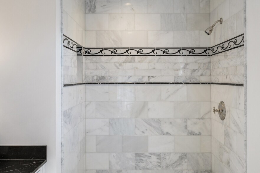 More Photos Of 1810 W 35th St, Austin Specialty For Sale