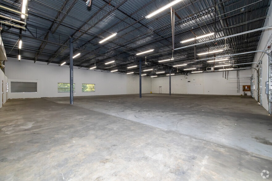 More Photos Of 1809 Cross Beam Dr, Charlotte Unknown For Lease