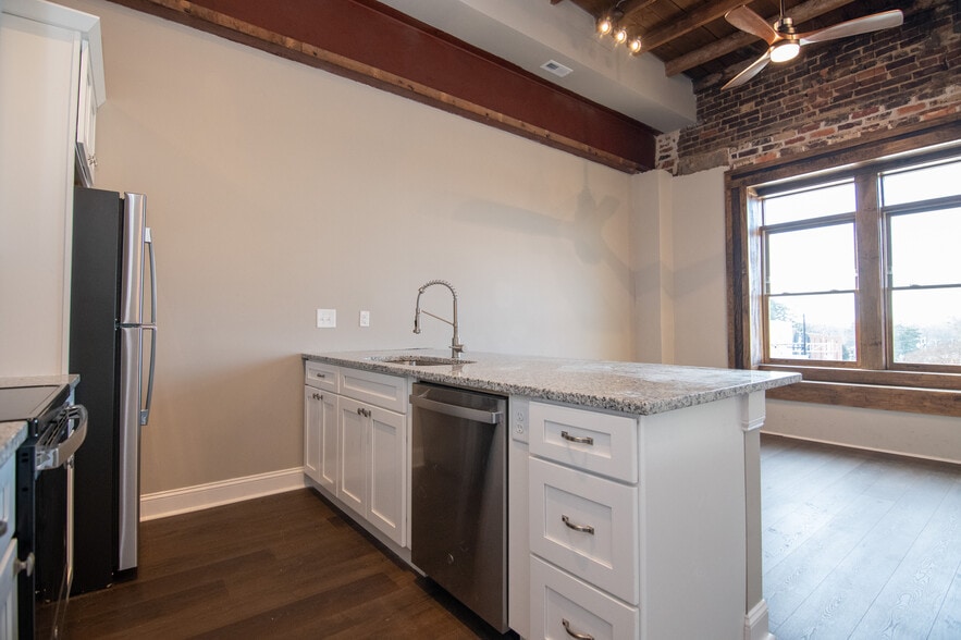 More Photos Of 138 W Mountain St, Kings Mountain Storefront Retail Residential For Sale