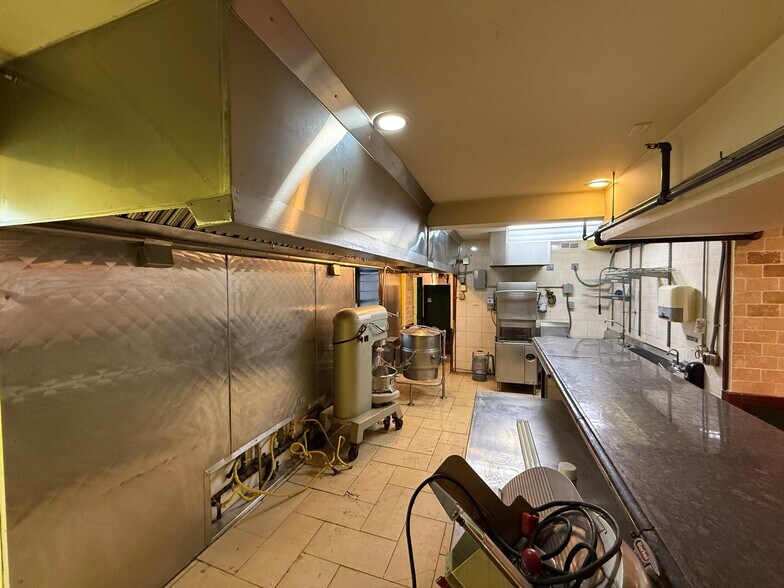 More Photos Of 737-739 N La Salle Dr, Chicago Storefront Retail Office For Lease