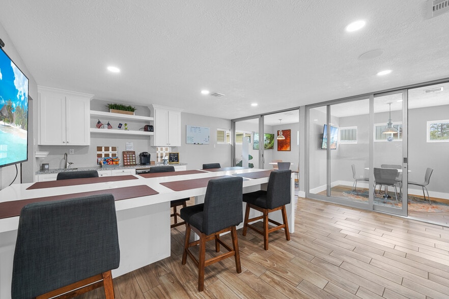 More Photos Of 29519 W Hawthorne Dr, Spring Flex For Sale