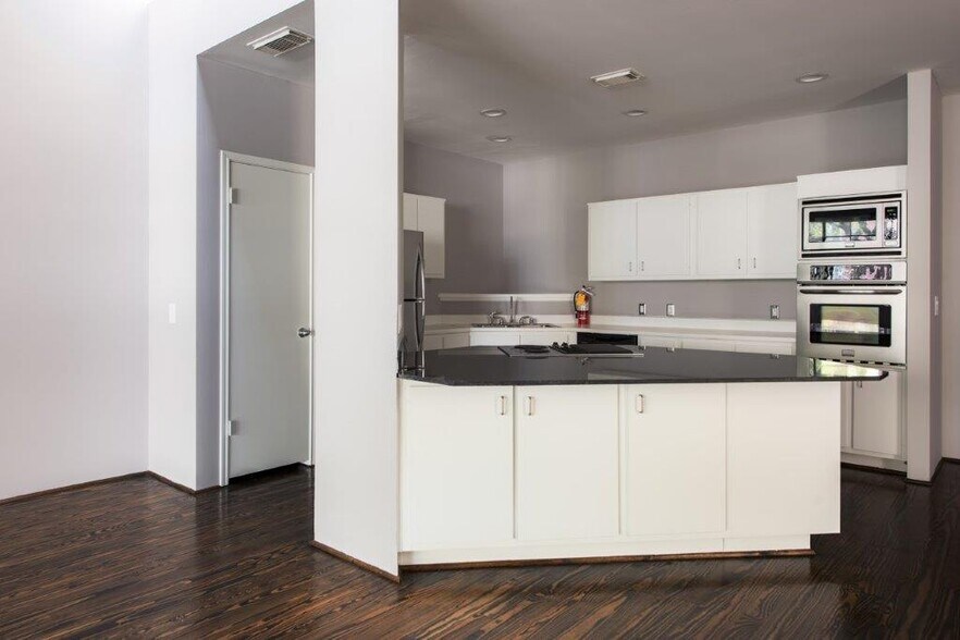 More Photos Of 1210 W Clay St, Houston Loft Creative Space For Lease