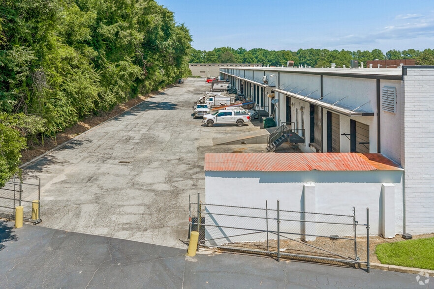More Photos Of 1870-1908 Forge St, Tucker Distribution For Lease