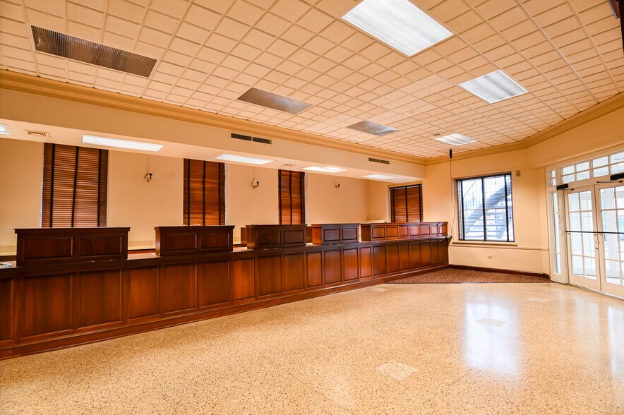 More Photos Of 1134 Clark St, Covington Bank For Lease