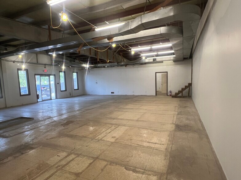 More Photos Of 9120 Perry Hwy, Pittsburgh Flex For Lease