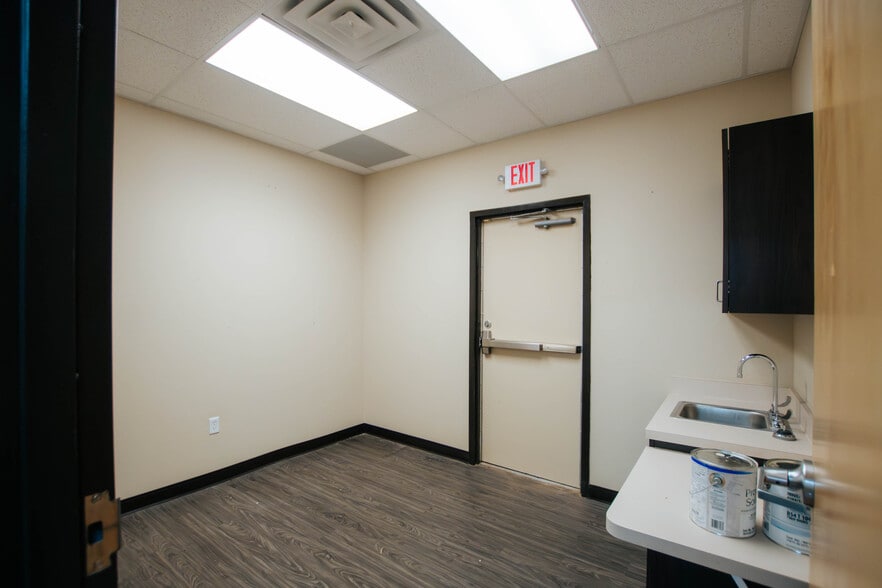More Photos Of 9870 N Gateway Blvd, El Paso Office For Lease