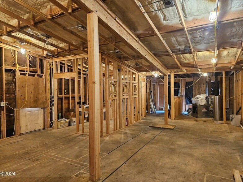 More Photos Of 714 SW Hurbert St, Newport General Retail For Sale