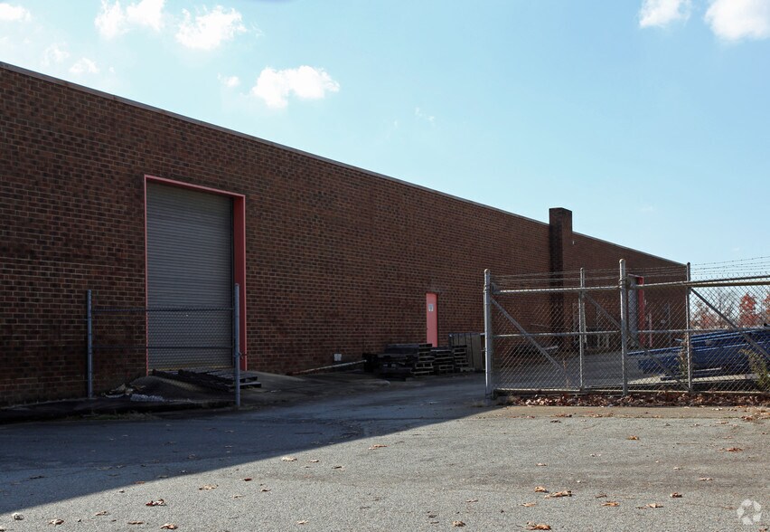 More Photos Of 8665 W Market St, Greensboro Warehouse For Lease