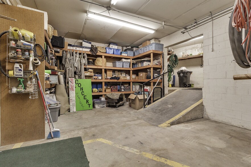 More Photos Of 1105 N Riverside Ave, Medford Freestanding For Sale