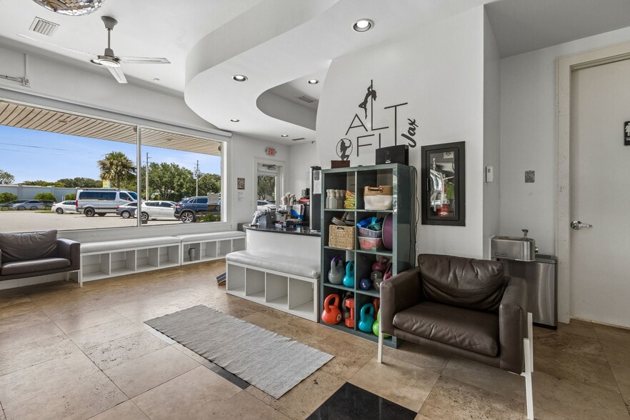 More Photos Of 1401 Penman Rd, Jacksonville Beach Loft Creative Space For Sale