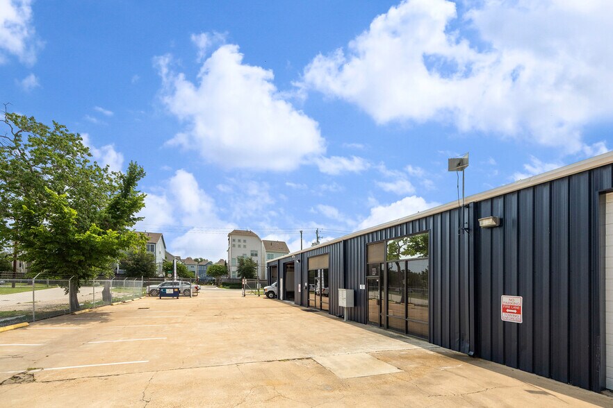 More Photos Of 1411-1417 Upland Dr, Houston Warehouse For Lease