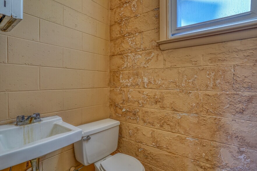 More Photos Of 6975 Old Beach Rd, Frederica Auto Repair For Sale