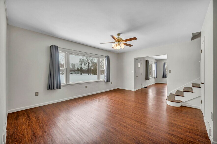 More Photos Of 4085 Herner County Line Rd, Southington Showroom For Sale