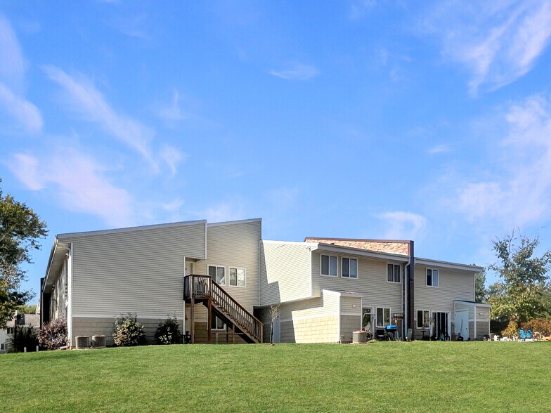 More Photos Of 401 River Run Dr, Macomb Apartments For Sale