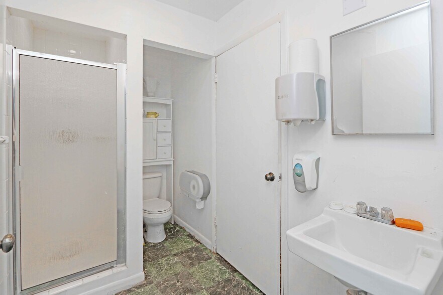 More Photos Of 2044 NW 22nd St, Miami Warehouse For Lease