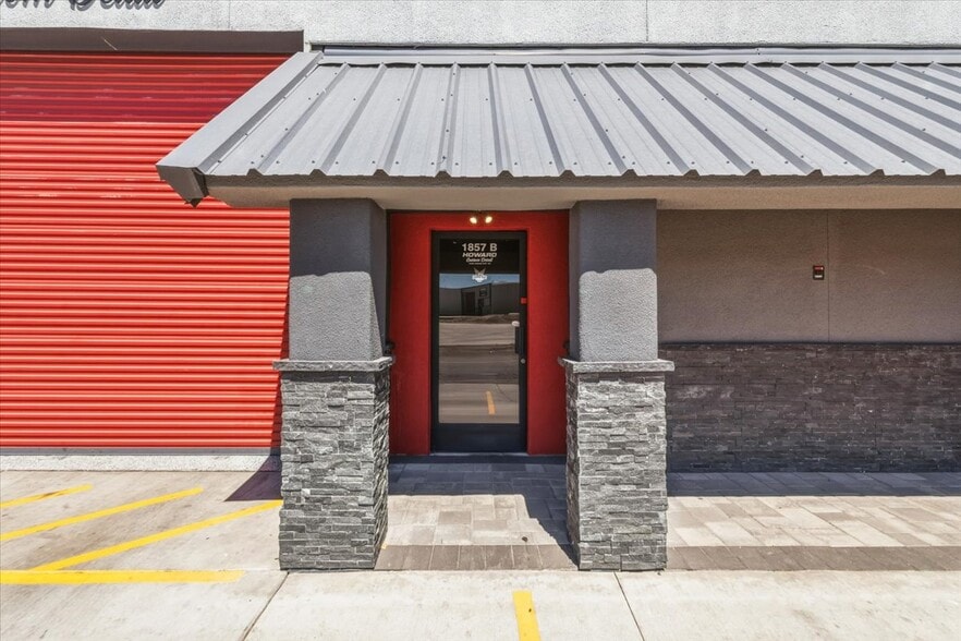 More Photos Of 1857 Commander Dr, Lake Havasu City Warehouse For Lease