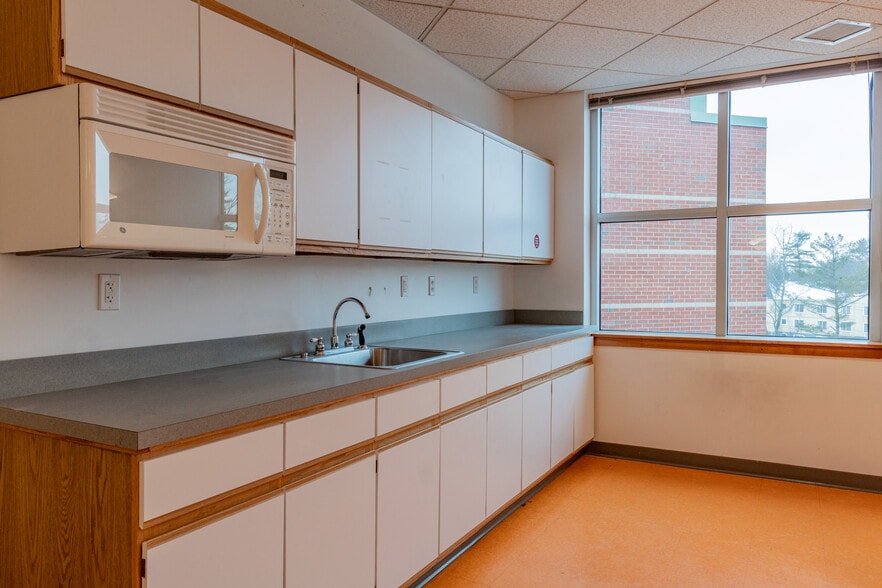 More Photos Of 482 Payne Rd, Scarborough Office For Sale